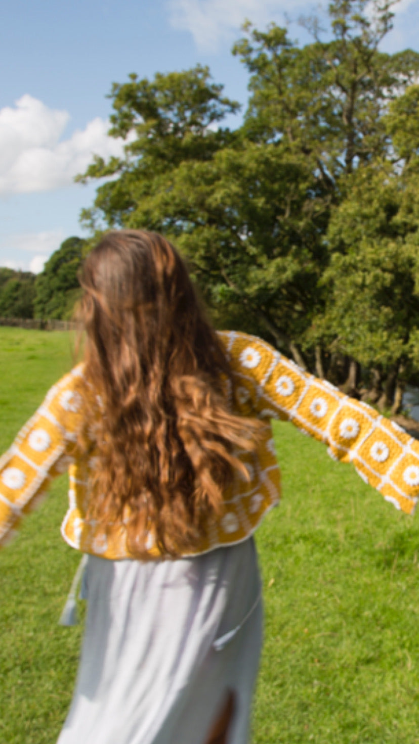 LAZY DAiSY Cardigan in Yellow